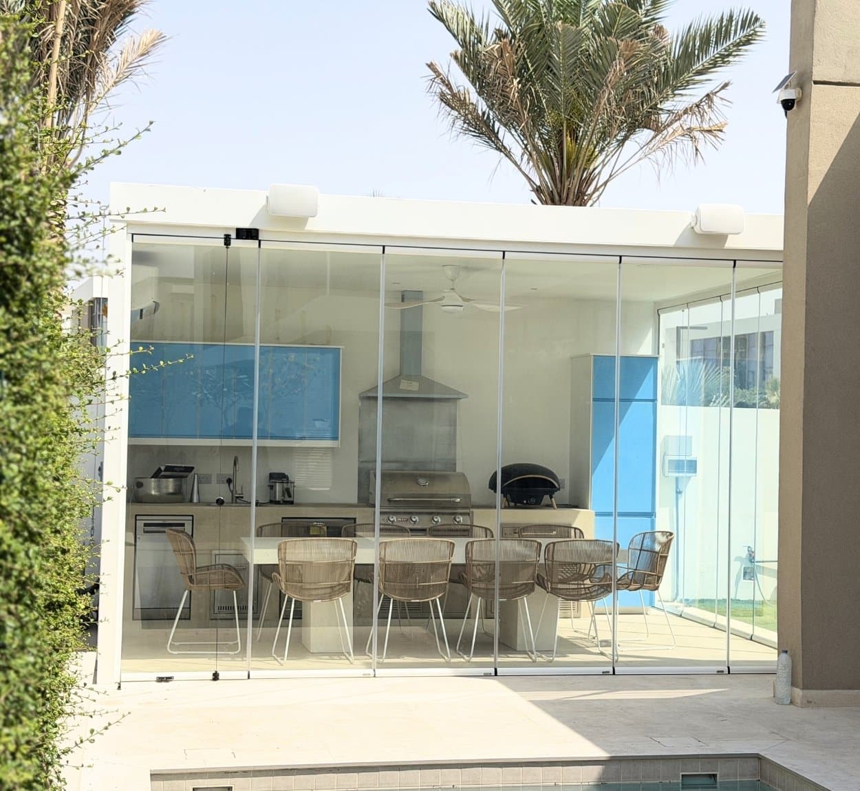 Frameless Folding Glass System Application