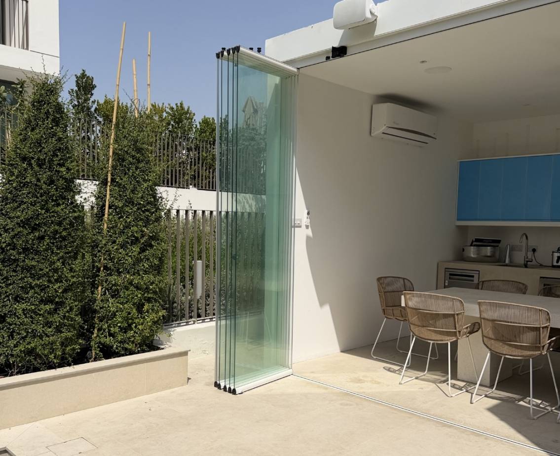 Frameless Folding door (5)